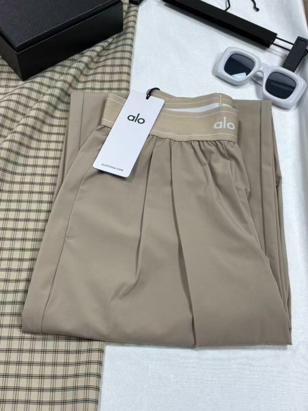🎑Brand new with tags Alo Yoga Suit Up Trousers gravel color (Regular) loose fit - Picture 5 of 8